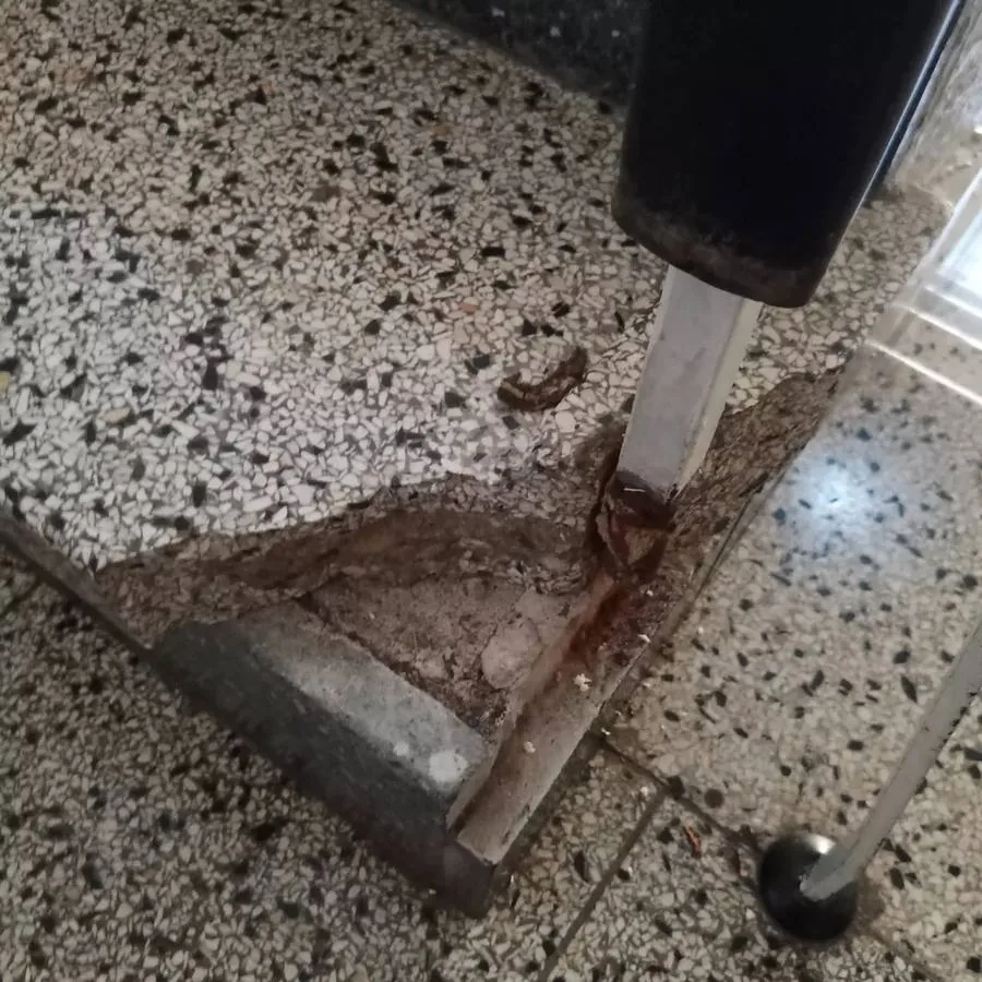 Treppenhaus Terrazzostufen - Reparatur/Ausbesserung – Zustand vor der Aufarbeitung